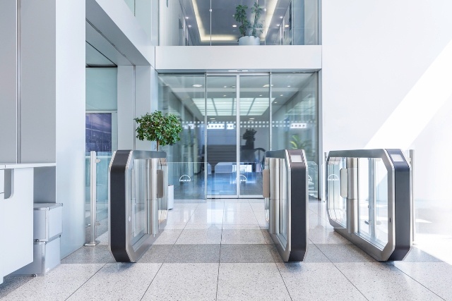 Zutrittsschleuse „Galaxy Gate“ von Wanzl im Foyer des Verwaltungsgebäudes...