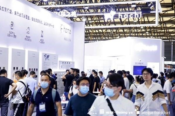 Besucher wie Aussteller nutzen anlässlich der Fachmessen Shanghai Intelligent...