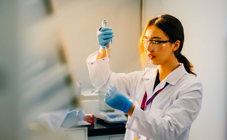 Mitarbeiterin beim Pipettieren einer Lösung in einem anwendungstechnischen...