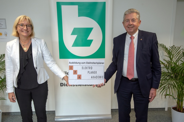Ute Horn, Geschäftsführerin des BZH, und Elektroplaner Hans-Jürgen...