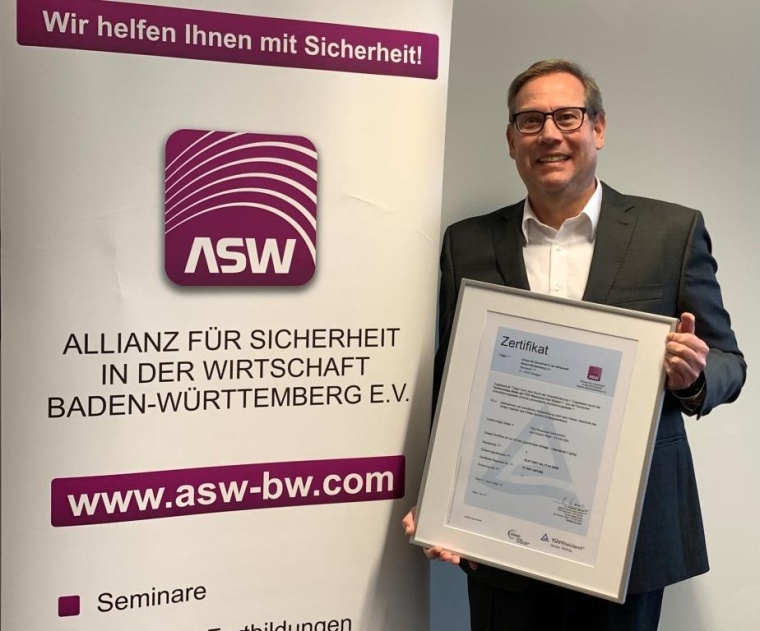 ASW-BW: Geschäftsführer André F. Kunz freut sich über das neue Zertifikat....