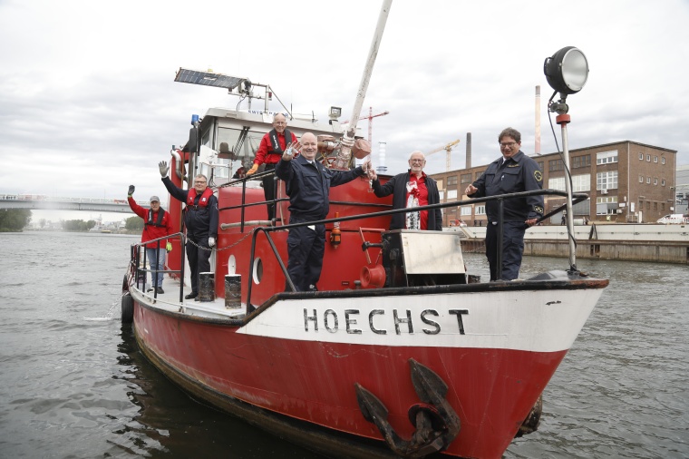 Das Infraserv-Feuerlöschboot geht auf die Reise nach Norderstedt:...