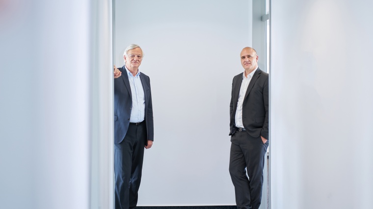 Karl-Heinz Overhamm (l.) leitet das Unternehmen Dirak gemeinsam mit Florian...