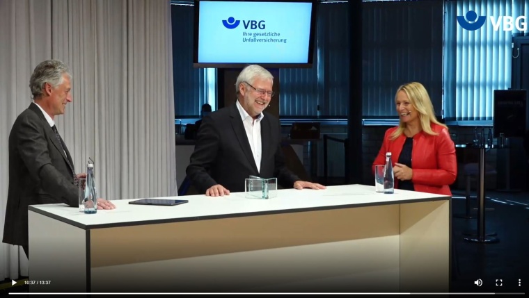 Video-Ausschnitt: Dr. Harald Olschok (Mitte) bei der Ehrung. Bild: VBG