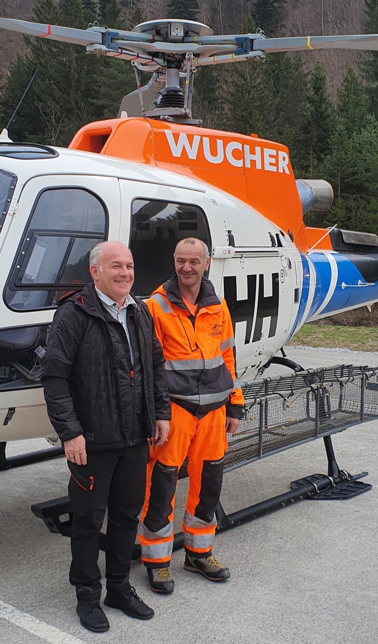 Stefan Ganahl, Chefpilot der Wucher Helicopter GmbH (in Schwarz), und...