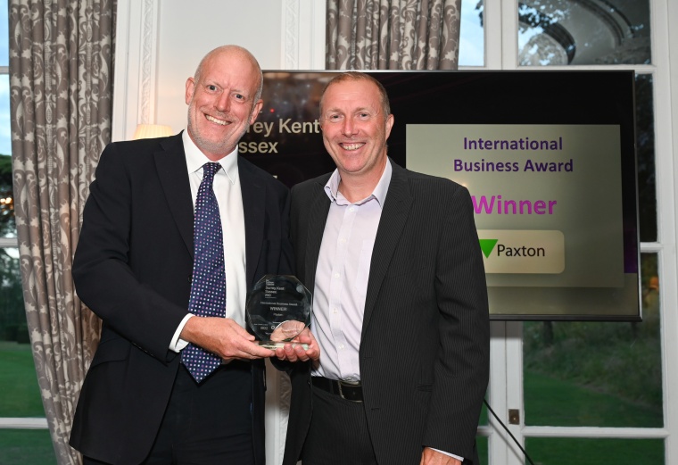 Nick Lawden (links) von Paxton nimmt den „International Business Award“ von...