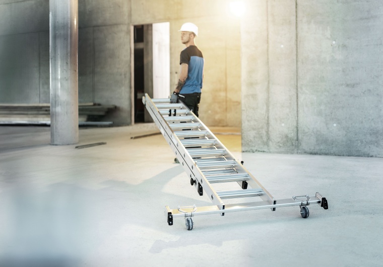 Ergonomie-Vorteil beim Transport von Leitern mit der „roll-bar“-Ausstattung...