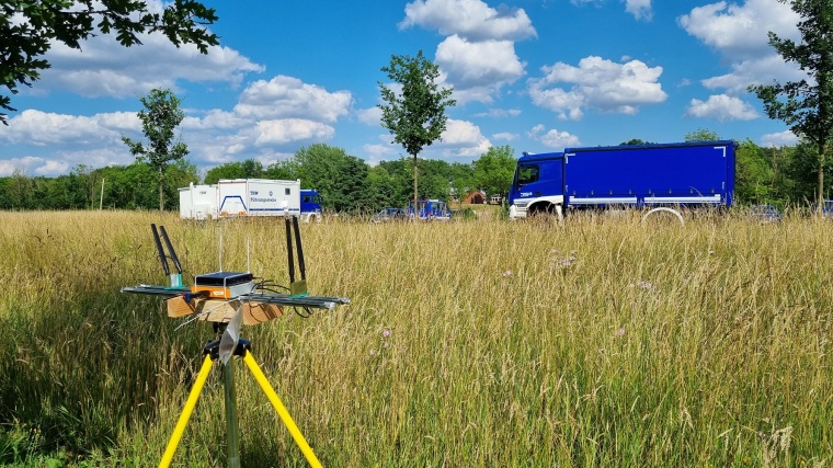 Portable WMN-Router verbinden sich als Knotenpunkte automatisch miteinander und...