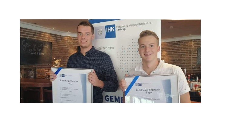 Jannik Halm (l.) und Adrian Huckwitz bei der Übergabe der Auszeichnung zum...