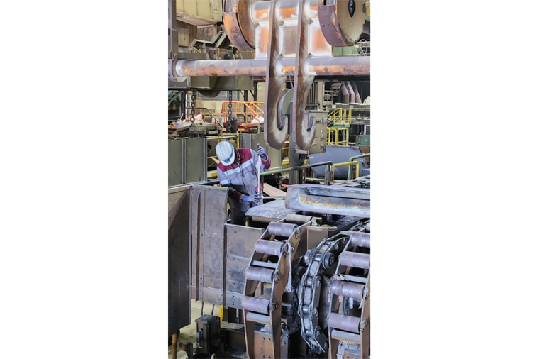 PSA in der Produktion: Ein Thyssenkrupp Steel-Mitarbeitender befestigt eine...