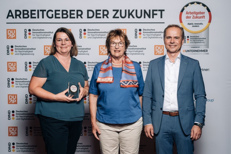 Katharina Rischer (links) und Steffen Springer nahmen den Award „Arbeitgeber...