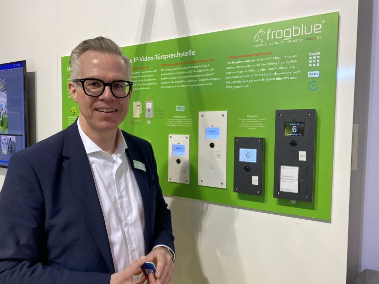 Christian Heller, Vorstand Vertrieb (CSO) bei Frogblue, zeigt den Besuchern der...