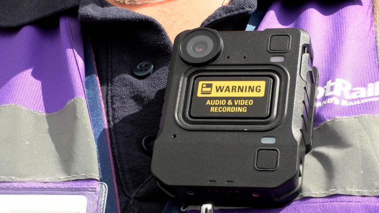 ScotRail rüstet Zugpersonal mit Bodycams von Motorola Solutions aus. Bild:...