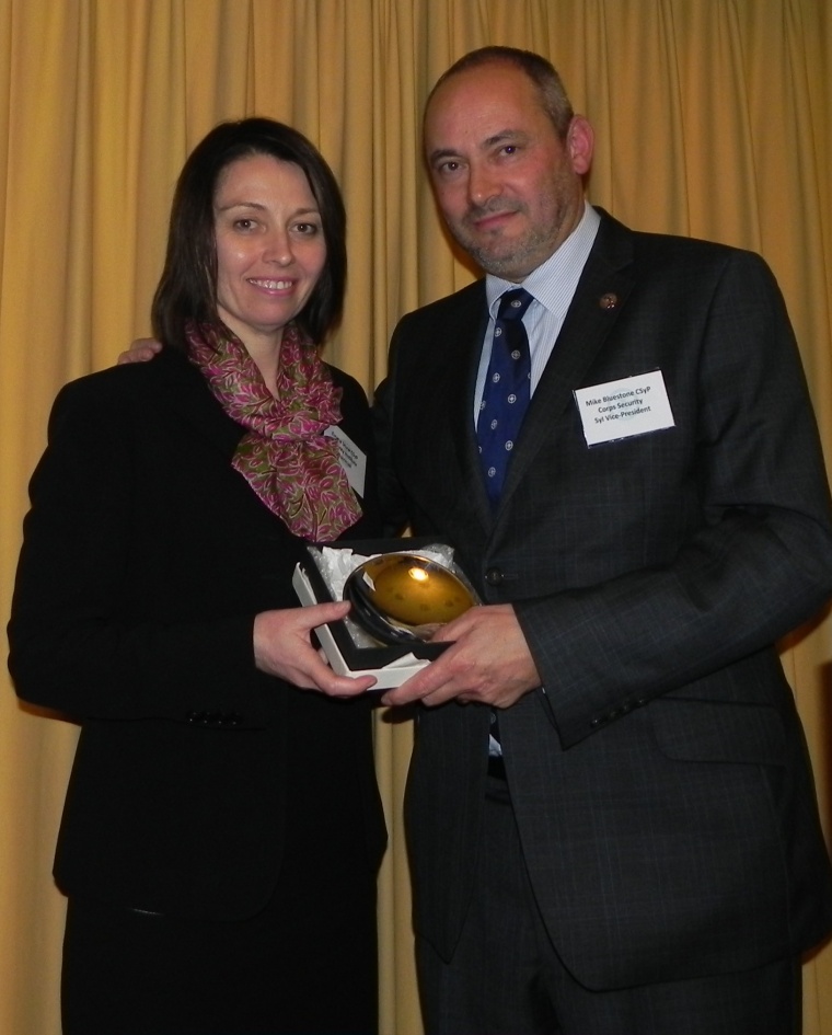 Mike Bluestone receives the George van Schalkwyk Trophy from Security Institute...