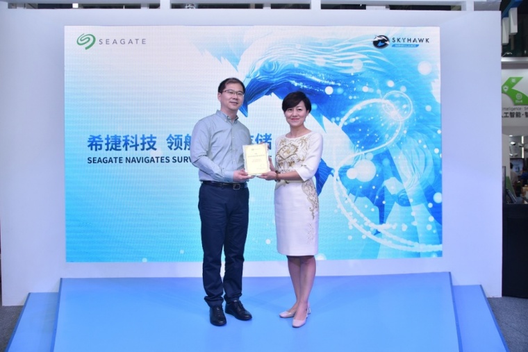 Mr. Zhang Wei Receives the Certificate of Merit from Ms. Sun Dan