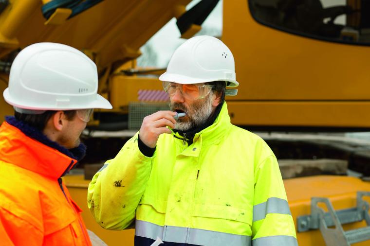 Drogenschnelltest mit dem Dräger DrugCheck 3000 am Arbeitsplatz.