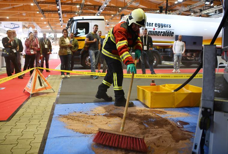 Feuerwehrmann demonstriert auf der GGS 2022 Bindemittel für die beseitigung...