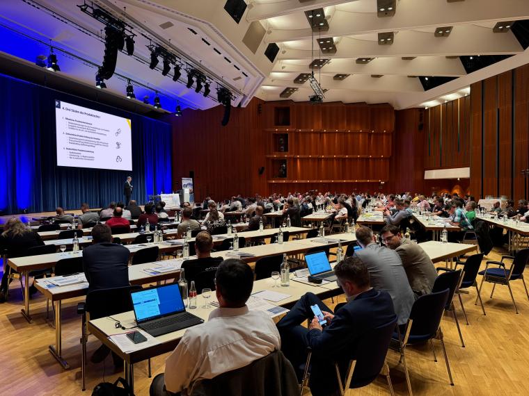 Blick aus Sicht des Publikums auf die IBF Solutions eine Fachkonferenz zur...