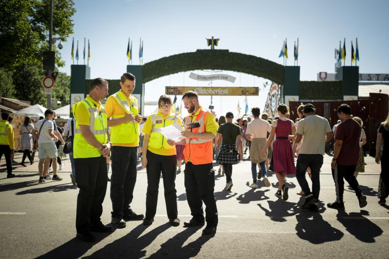 Sicherheitskräfte von Securitas bei der Lagebesprechung vor dem Haupteingang.