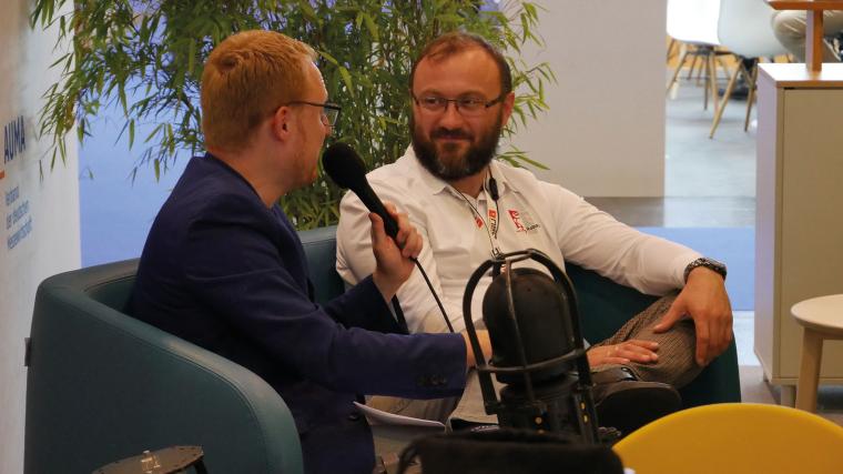 Aleksej Tokarev, CEO von Security Robotics (rechts), im Gespräch mit Dr. Timo...