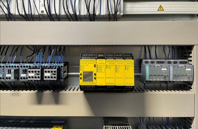 Die SCx Sicherheitssteuerung lässt sich mit bis zu acht I/O-Modulen erweitern.