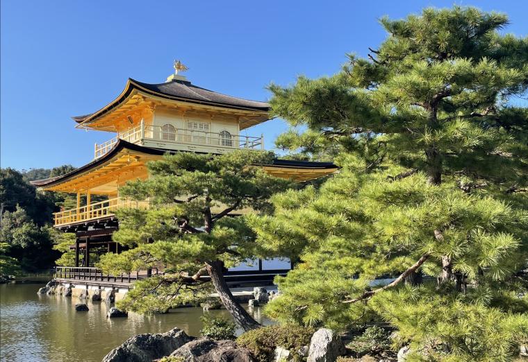 Von i-Pro-Kameras überwacht: Der buddhistische Kinkaku-ji (goldener...