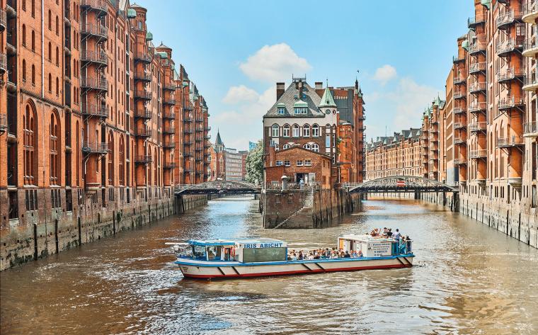 Die Rainer Abicht Elbreederei in Hamburg hat sich auf Hafenrundfahrten, Events...