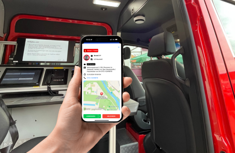 Lupus-Brandmelder in einem Feuerwehr-Einsatzwagen – mit Group Alarm-App auf...