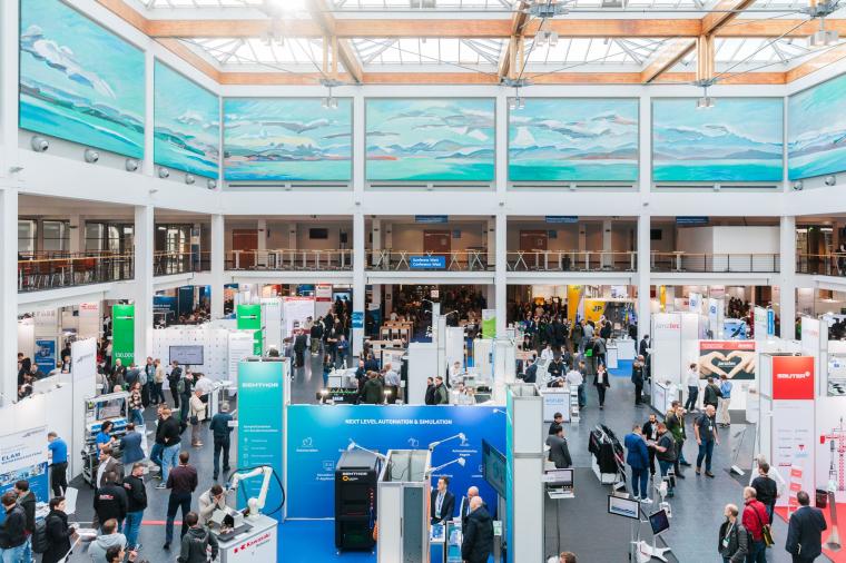 Blick auf das Foyer mit zahlreichen Messeständen und Besuchern auf der Messe...