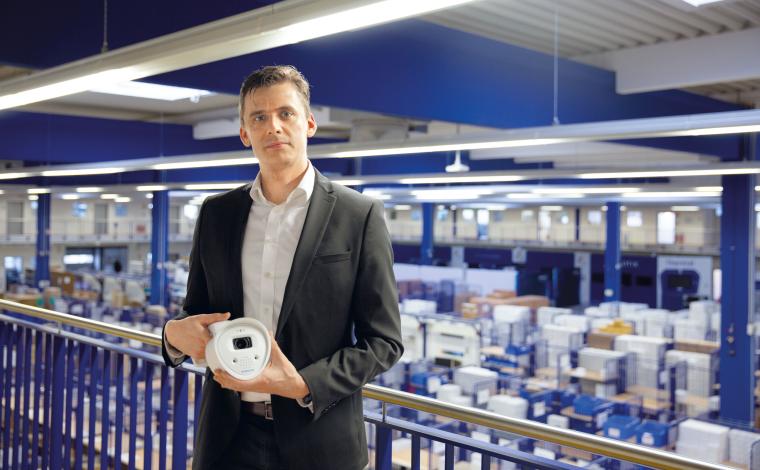 Mobotix-CTO Christian Cabirol mit Mobotix One Kamera