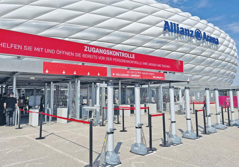 Eingangsbereich der Allianz Arena in München wird durch mehrer mobile...