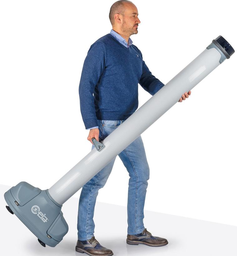 Ein Man trägt das mobiles elektromagnetisches Detektionssystem Opengate von...