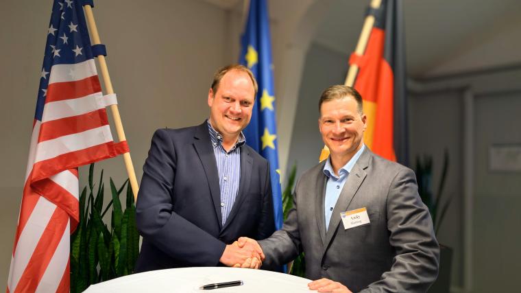 TBW CEO Dr. Christian Endreß (l.) und Constellis VP Andy Hartsog.
