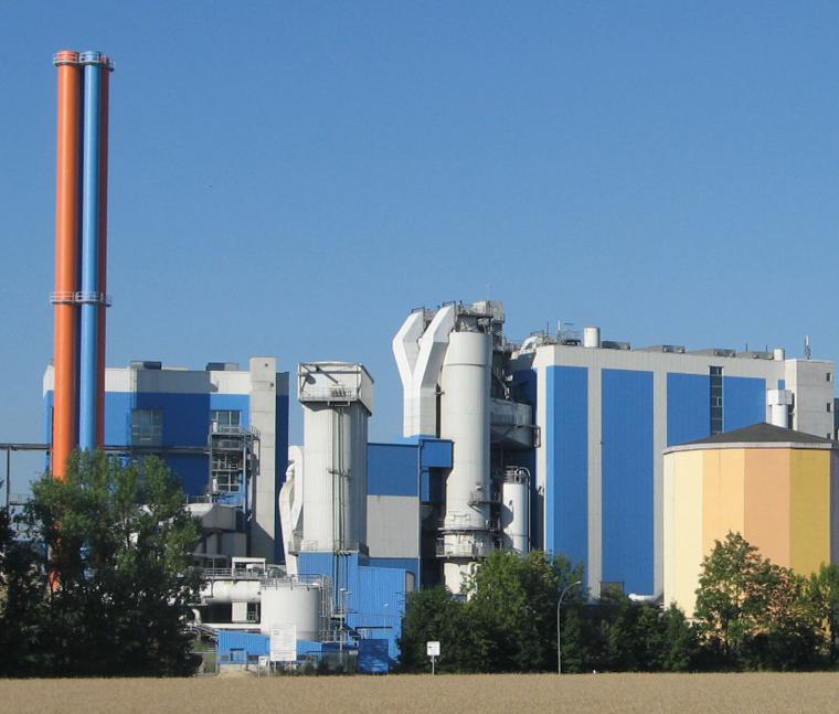Seitenansicht der Müllverwertungsanlage in Schwandorf. Drei hohe Schornsteine...