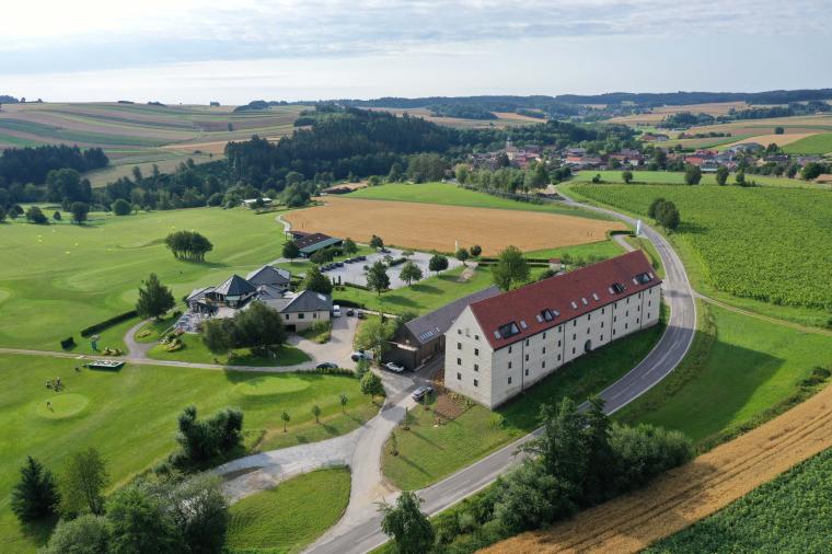 Ansicht eines des Landhotels Korngut aus der Vogelperspektive inmitten von...