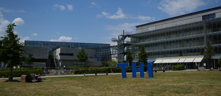 Außenansicht der Technischen Hochschule Ingolstadt. Auf dem vorgelagerten...