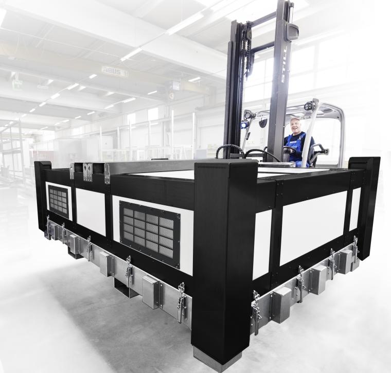 Das Bild zeigt einen industriellen 3D-Drucker mit schwarzer und weißer...