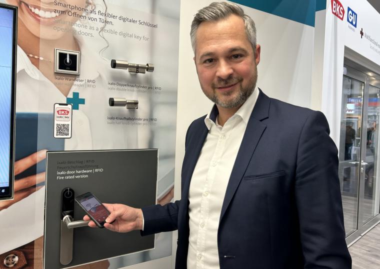 Lutz Lüke, Leiter Vertrieb der BKS GmbH, demonstriert den digitalen Schlüssel...