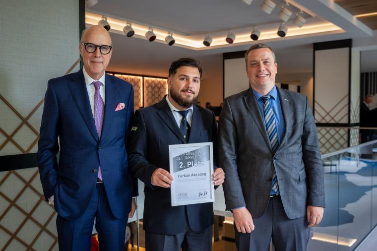v. l. n. r.: Verwaltungsrat Friedrich P. Kötter, Sicherheitskraft Furkan...
