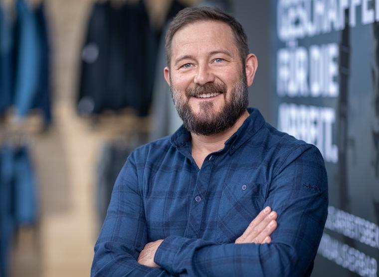 Profilbild eines Manns mit brünettem Vollbart und Haupthaarm. Er trägt ein...