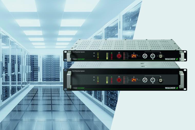 Ansaugrauchmeldesystem Titanus Rack Sens in einem geöffneten Serverschrank mit...
