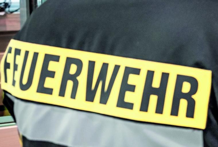 Rücken eines Feuerwehrmanns mit Beschriftung „Feuerwehr“