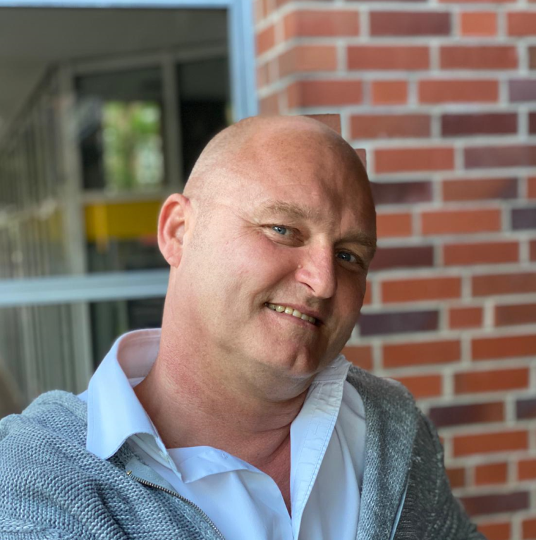 Portrait von Thore Peters mit hellblauem Hemd