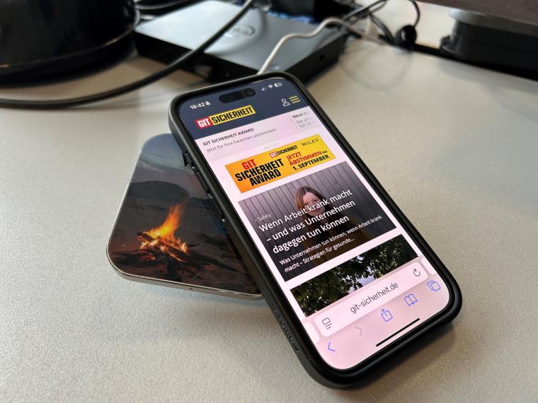 Smartphone liegt auf einem Ladegerät