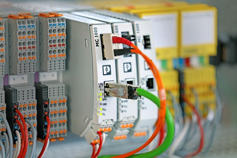 Nahaufnahme eines Schaltschrankes mit elektrischen Komponenten, Kabeln und...