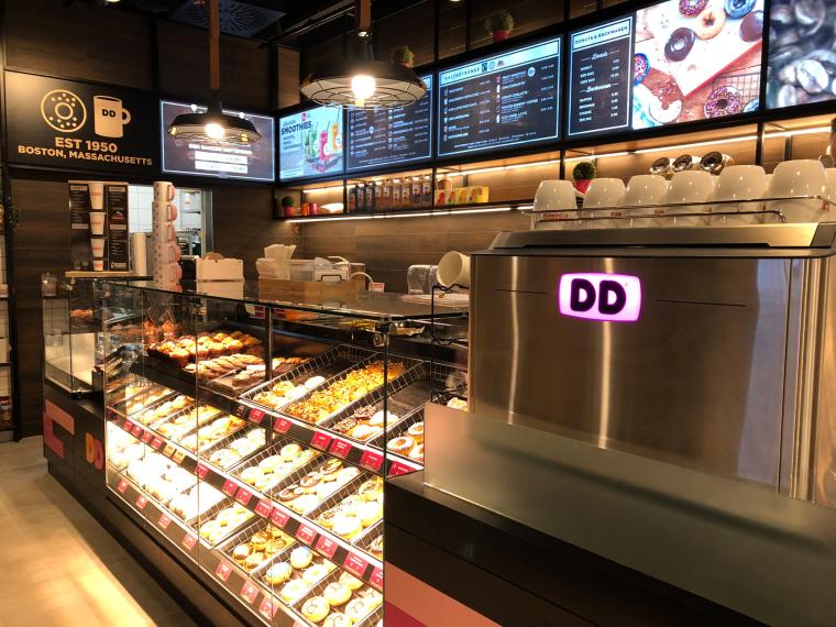 Das Innere eines Dunkin’-Ladens. Im Vordergrund befindet sich eine große,...