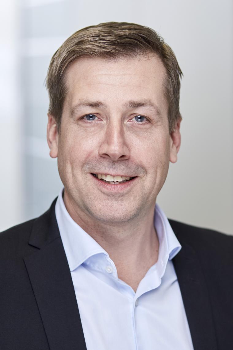 Portrait von Andreas Beerbaum in hellem Hemd und dunklem Sakko