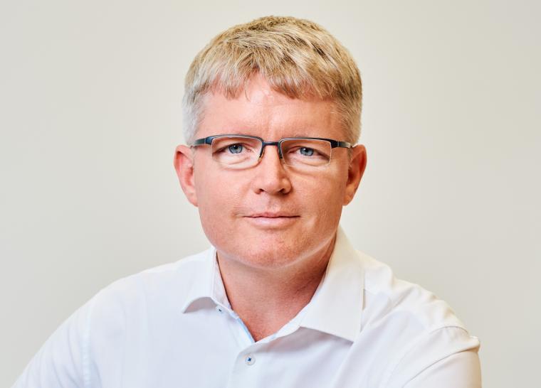 Mittelalter Mann mit Brille und weißem Oberhemd