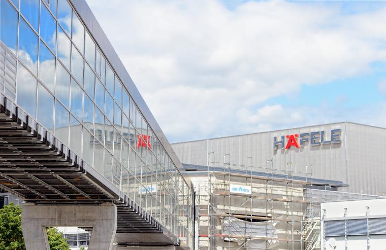 Gebäudekomplex mit Firmenaufschrift Häfele