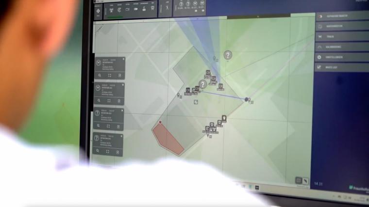 Mann vor Monitor mit Softwareoberfläche